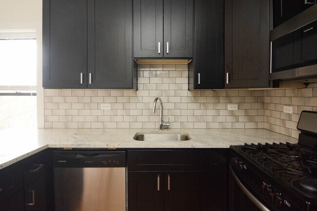 Foto del edificio - 2206 W Eastwood Ave