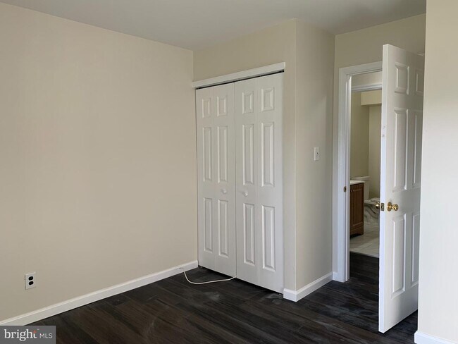 Building Photo - 317A Delancey Pl