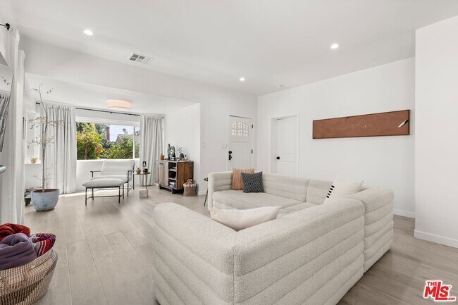 Building Photo - 1231 W 49th St