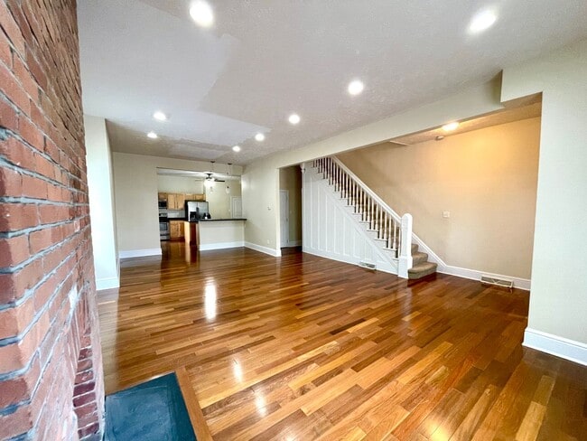 Foto del edificio - Amazing 4 Bedroom House! Hardwood, 2.5 Baths Stainless, A/C