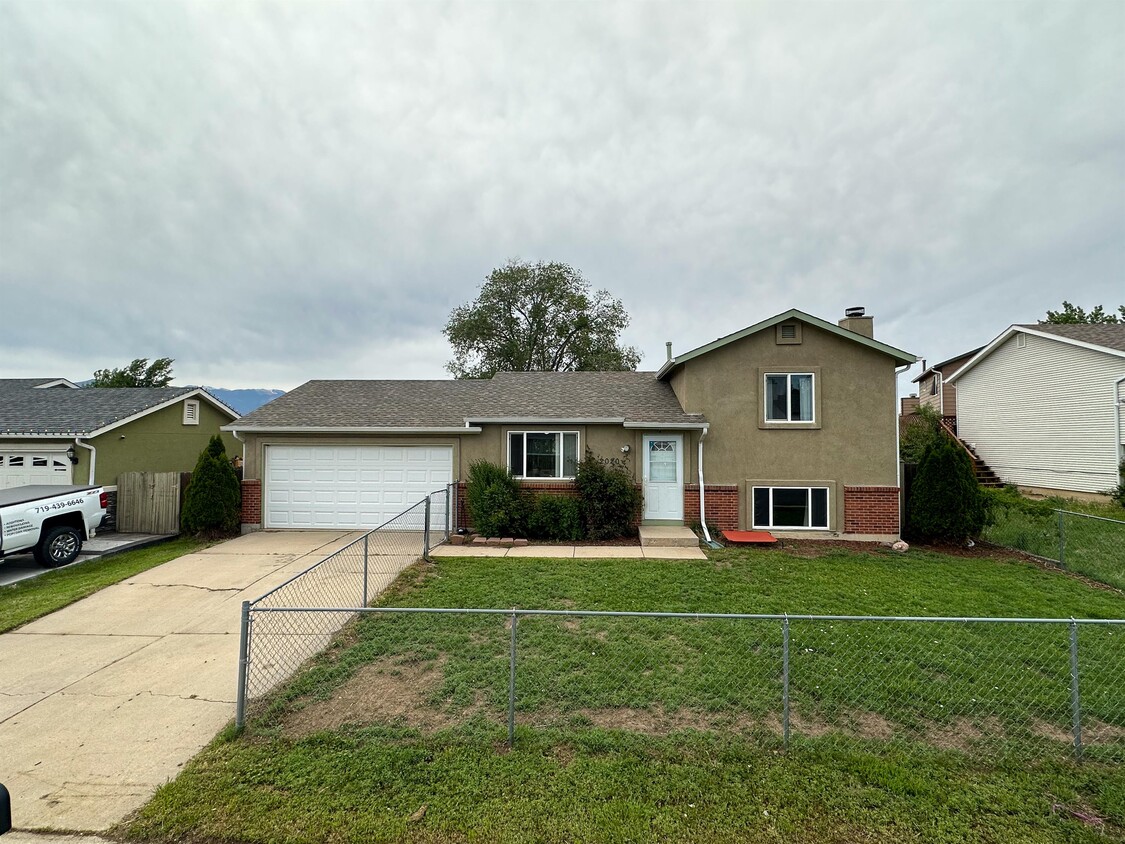 2020 Farnsworth Dr, Colorado Springs, CO 80916 House Rental in