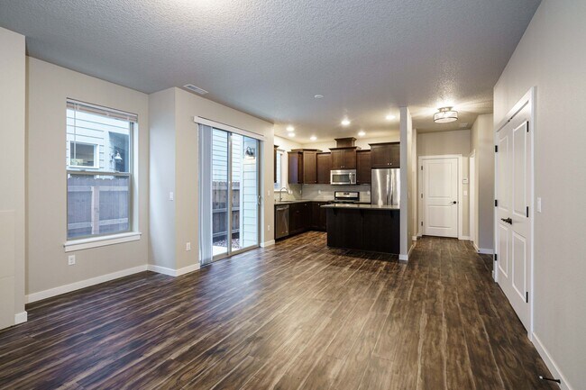 Foto del edificio - MASTER ON THE MAIN - 3 bedroom 2.5 bath - ...