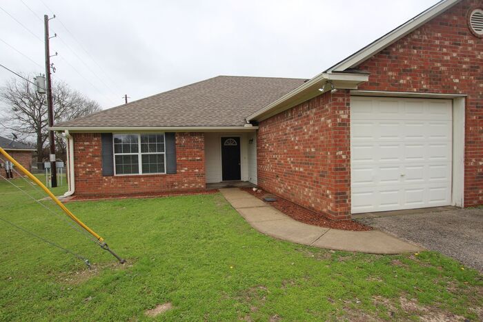 Primary Photo - 3 Bedroom 2 Bath Duplex in Lindale ISD! Yo...