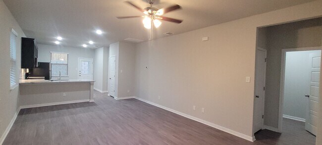 Building Photo - Gorgeous 3/2.5 on cul-de-sac in Cibolo with primary bedroom downstairs.