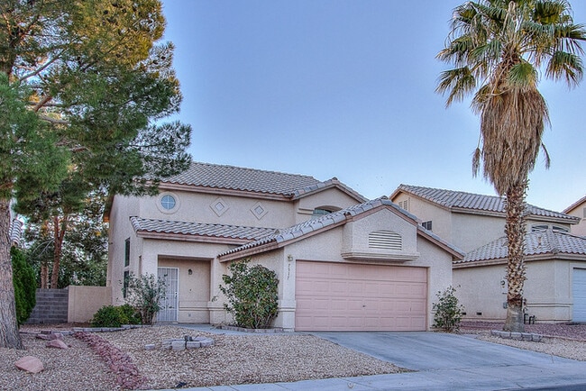 Building Photo - Charming 3-Bedroom Home with Spacious Back...