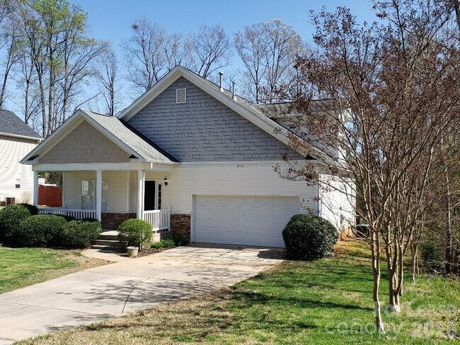 Building Photo - 626 Neal Dr