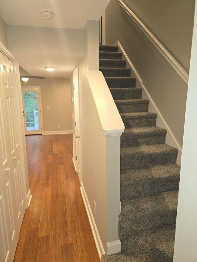 Foto del edificio - 2 bedroom 1 bath unit duplex