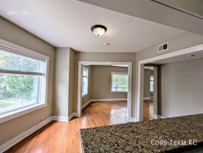 Foto del edificio - Top floor 2 Bedroom in West Plaza