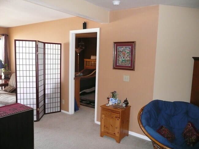 Spacious and light living room - 4985 Twin Lakes Rd