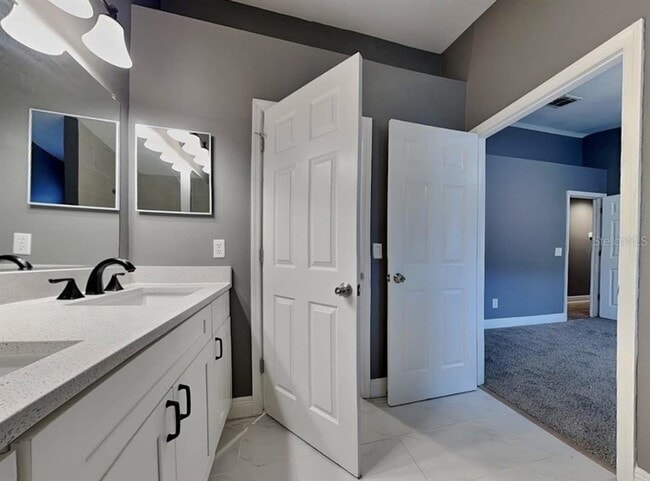 Building Photo - 2418 Radnor Ave