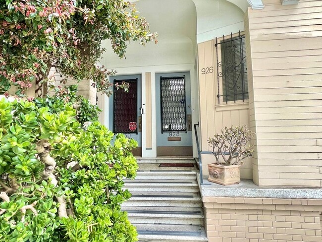 Building Photo - Charming Lower Nob Hill 1BR/1BA! Laundry! ...