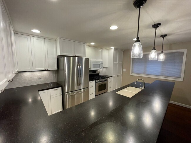 Foto del edificio - Fantastic 3 Bedroom Home with Spacious Yard! Small Pet Friendly!