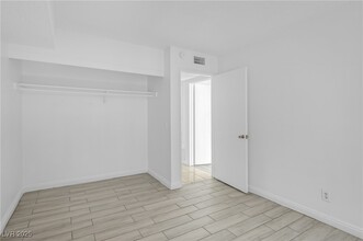 Building Photo - 1405 E Vegas Valley Dr