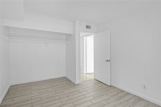 Building Photo - 1405 E Vegas Valley Dr