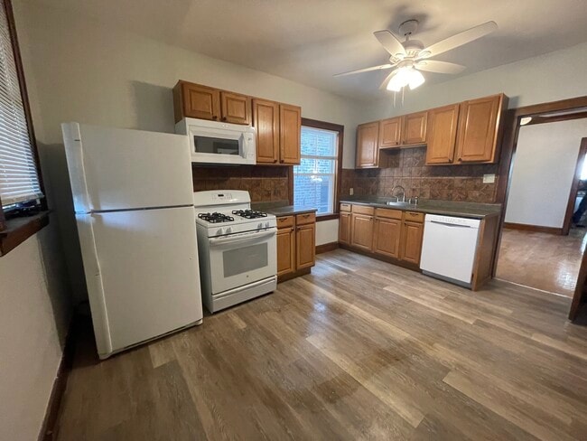 Building Photo - 3538 W Belmont Ave