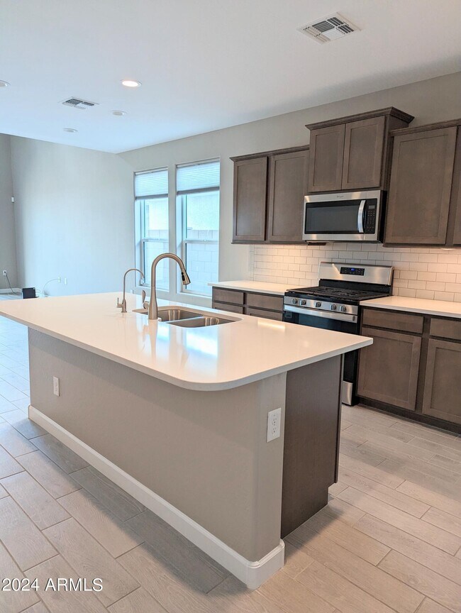 Foto del edificio - 8736 S 166th Ave