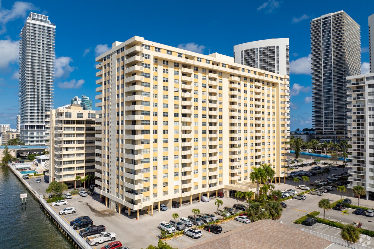 Primary Photo - Plaza Towers North