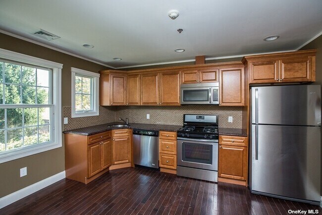 Building Photo - 170 W Montauk Hwy