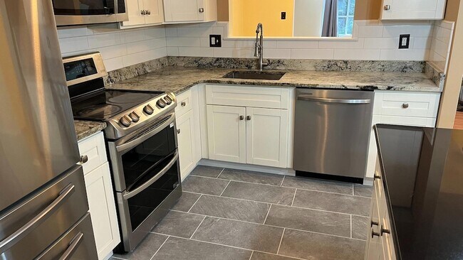 Building Photo - 403 Woodside Cir