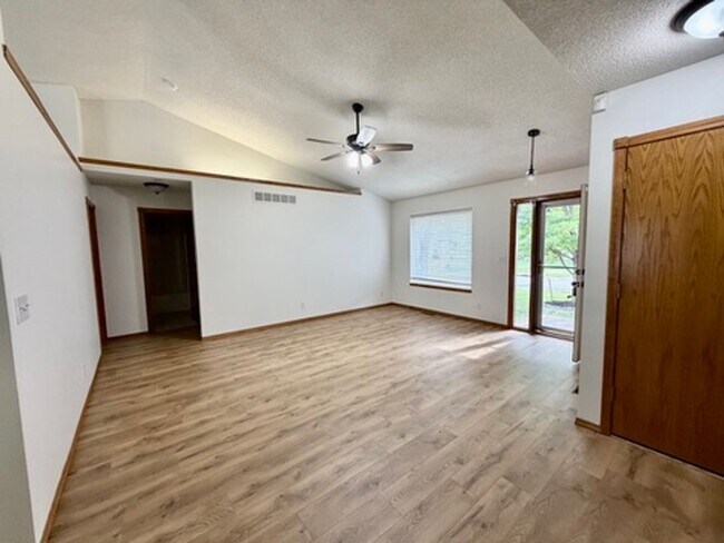 Foto del edificio - 4 bedroom Home in Regency Lakes!