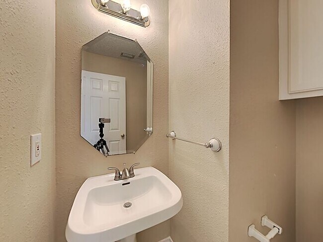 Foto del edificio - *1 Month Free Rent w/ 18month lease. Good ...
