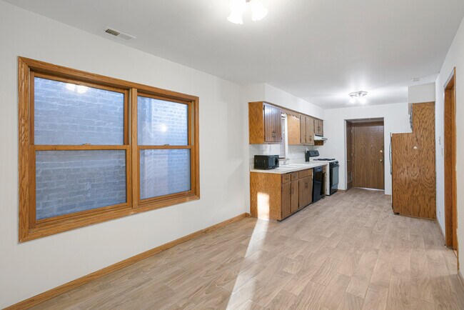 Building Photo - 1019 S Oakley Blvd