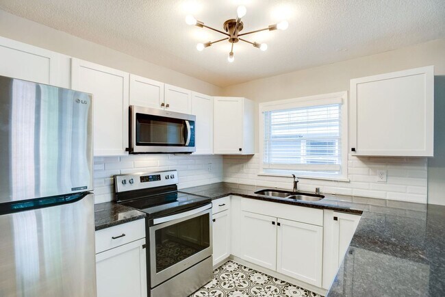 Building Photo - Lavrusik Properties 4316/4318 York Ave S