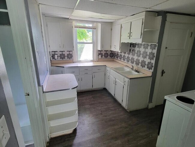 Building Photo - 715 W Fairview Ave