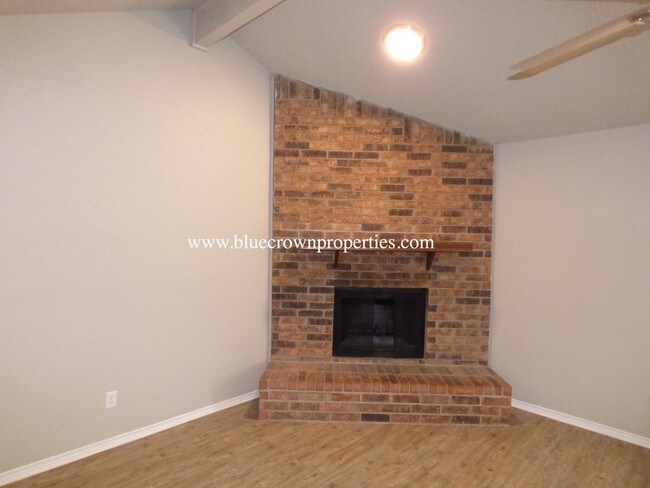 Foto del edificio - 1300 N Creek Dr