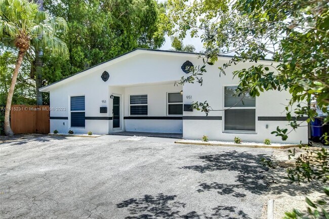 Building Photo - 953 SW 16th Pl