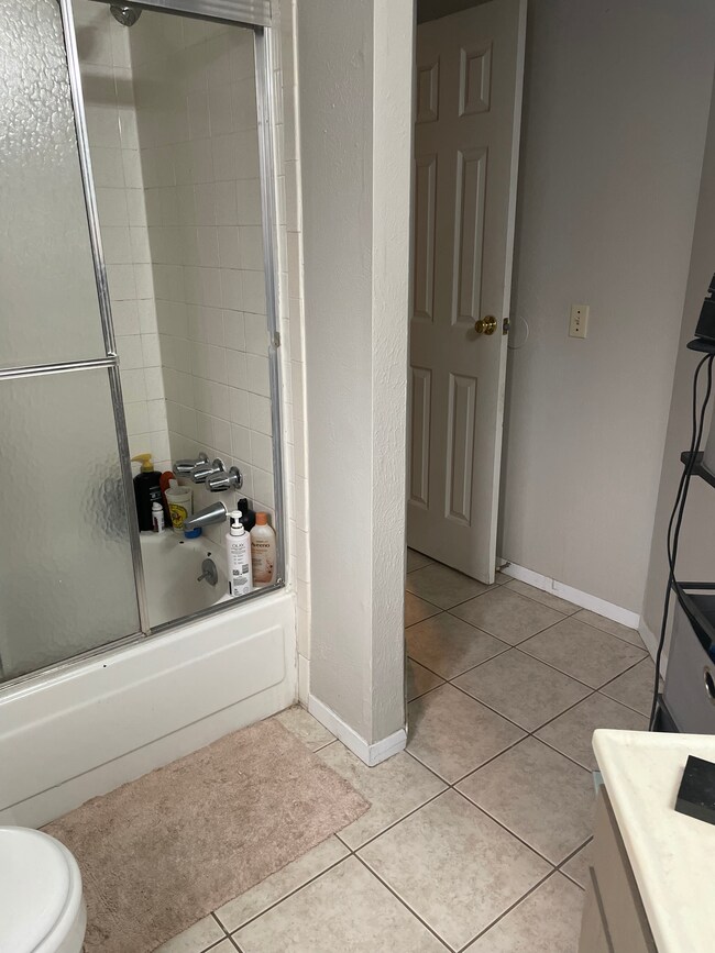 Shared Bath - 845 20th St