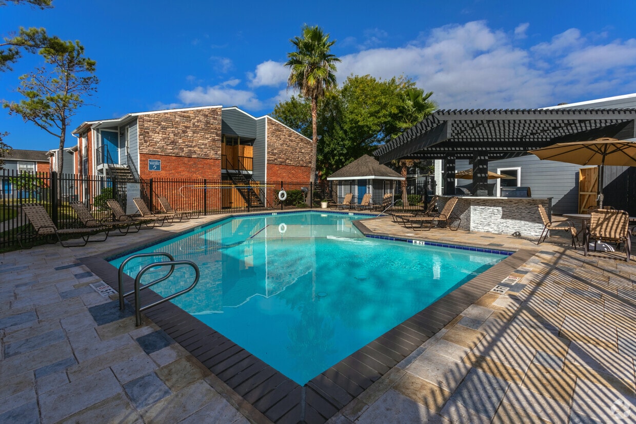 The Establishment at 1800 Apartments in Missouri City, TX