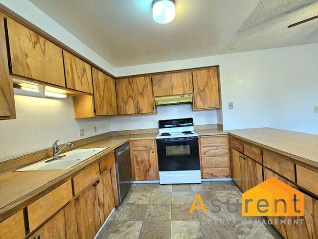 Foto del edificio - MOVE IN SPECIAL: $500 OFF on First Full Months Rent! Charming 4-Plex 2 Bedroom 1 Bathroom Unit Av...