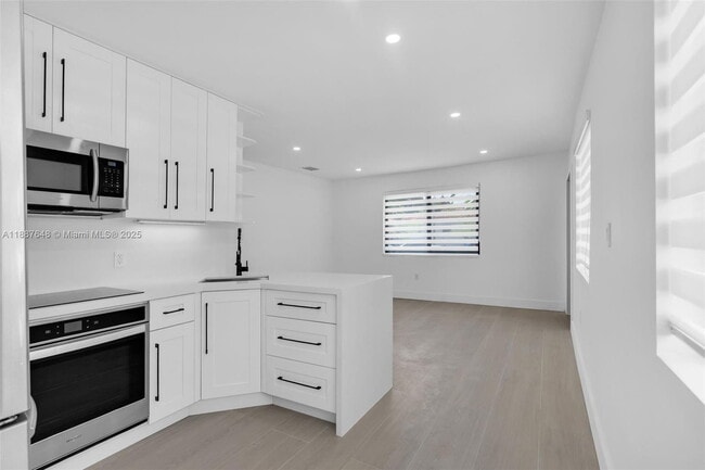 Building Photo - 1293 SW 22nd Ave