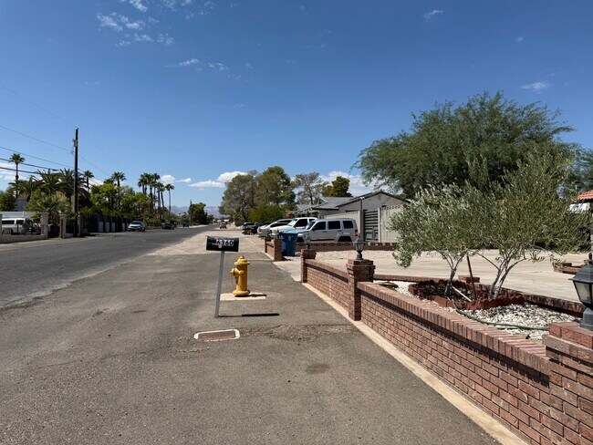 Foto del edificio - 6360 Darby Ave