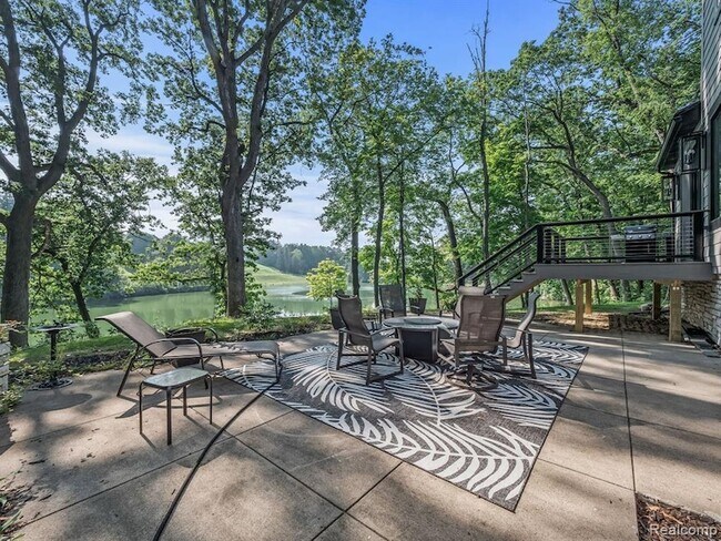 Foto del edificio - 3511 Lakecrest Dr