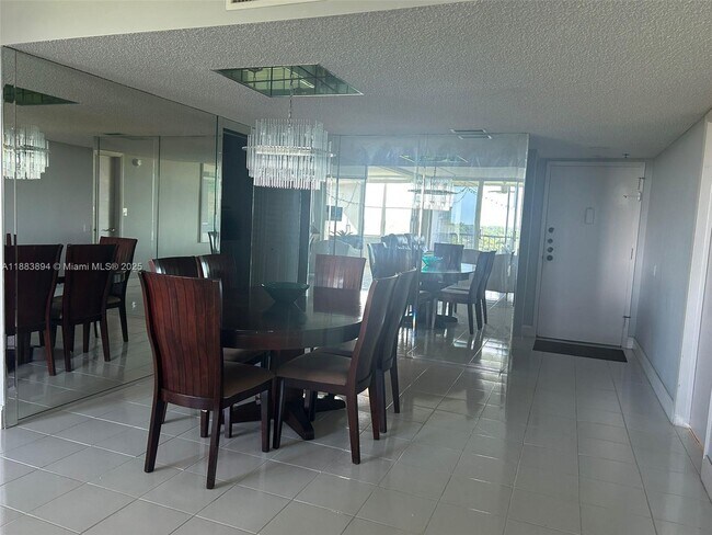 Foto del edificio - 16300 Golf Club Rd