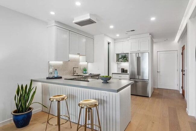 Building Photo - Contemporary Unit with High-End Features