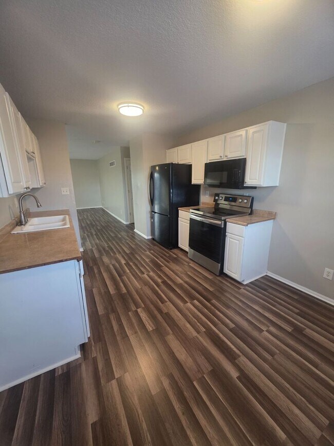 Foto del edificio - 3 Bedroom, 2 Bathroom in Kansas City $1,725 A Month