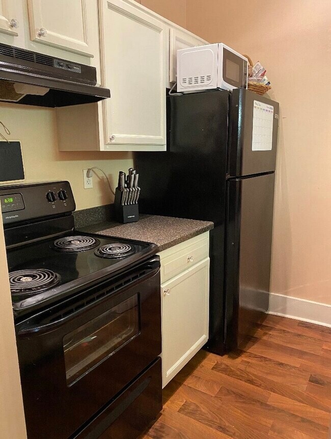 Building Photo - 124 E Oak St