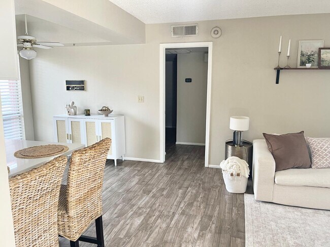 Foto del edificio - 10610 S 48th St