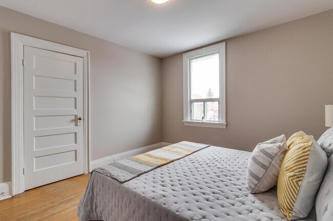 Photo du bâtiment - Upper 2-Bedroom Apartment - Central Oshawa - Quiet Street