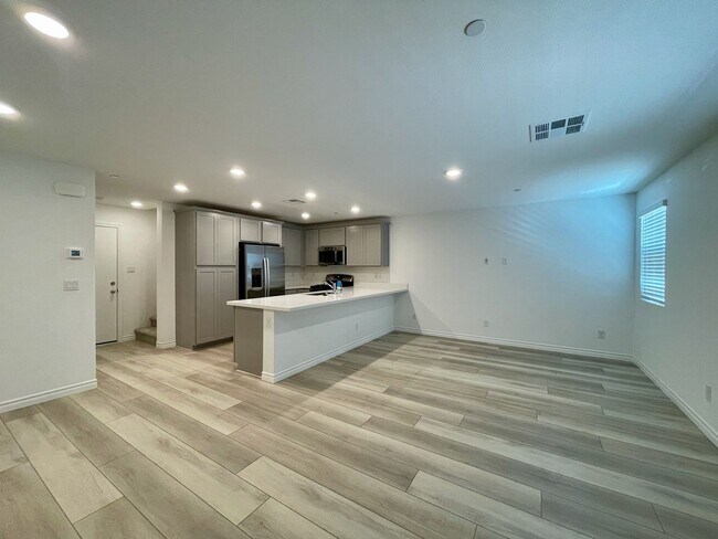 Building Photo - Gated 3 Bed, 2.5 Bath, 2 Car Garage Townho...