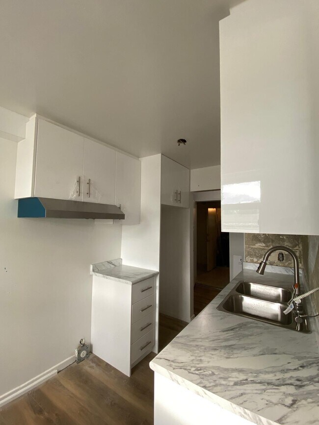 Photo du bâtiment - SOUTH ETOBICOKE RENOVATED UNIT - 2 BEDROOM...