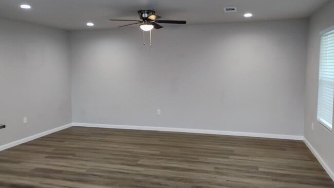 Building Photo - 210 Hoover Ln