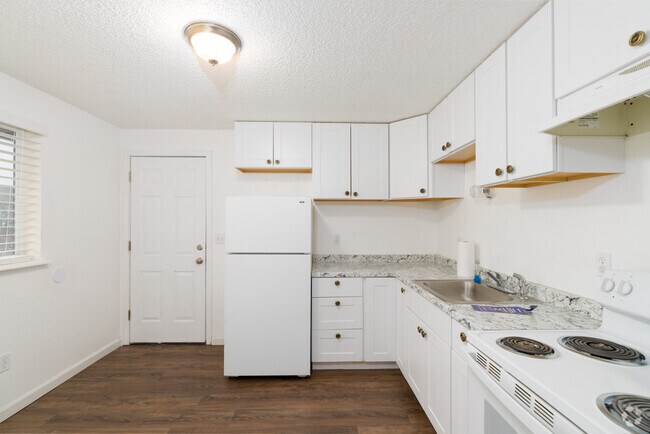 4 habitaciones, 1 baño - 1500 pies cuadrados - Cocina - 617 E Lacrosse Ave