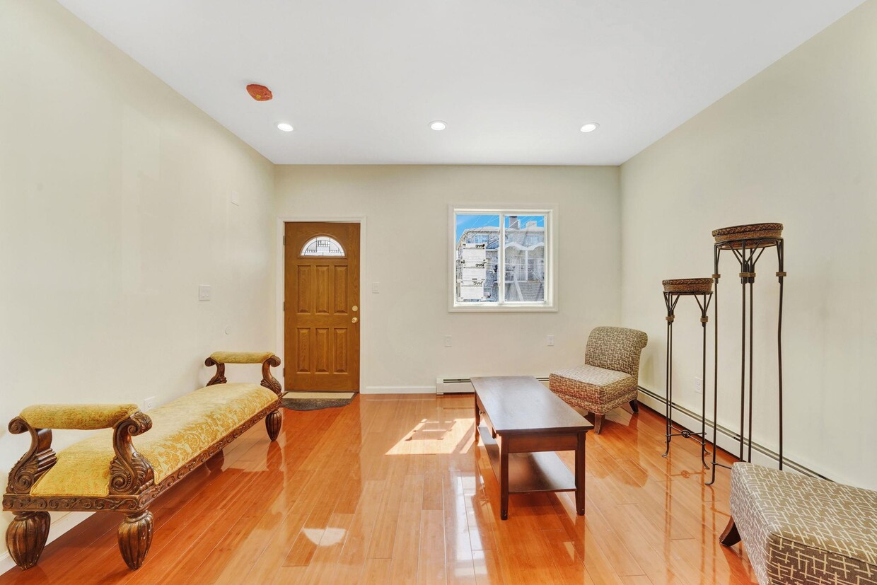 Foto principal - 315 Beach 86th St