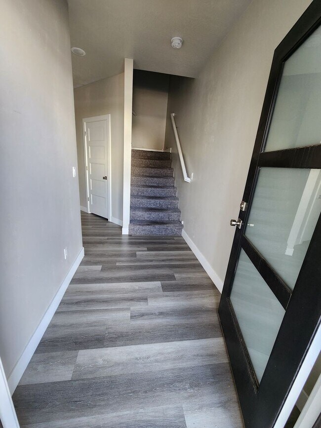 Foto del edificio - Modern 3-Bedroom Home with Balcony for Ren...