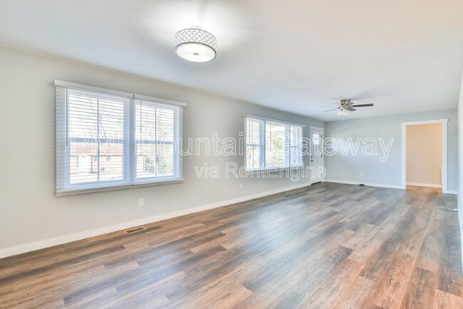 Building Photo - 379 Valley Dr