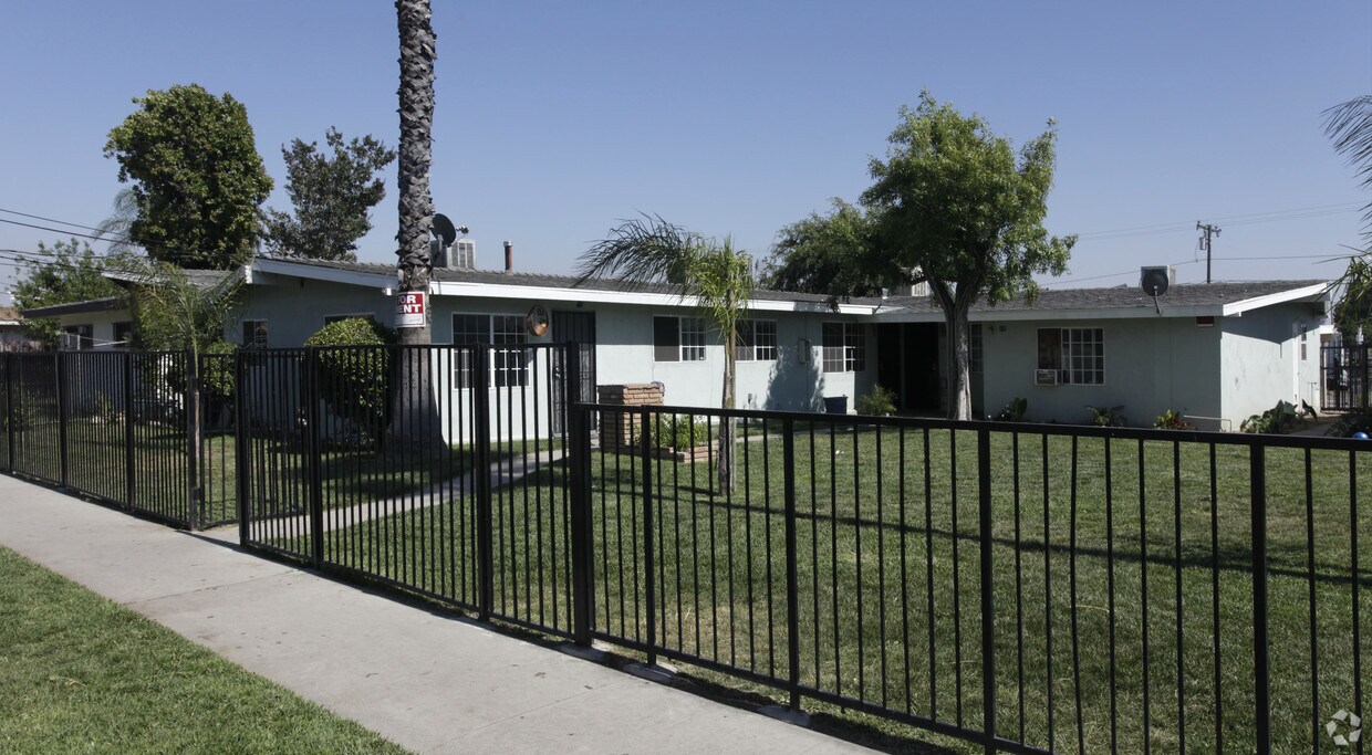 Foto principal - 373-389 W Ramona Dr